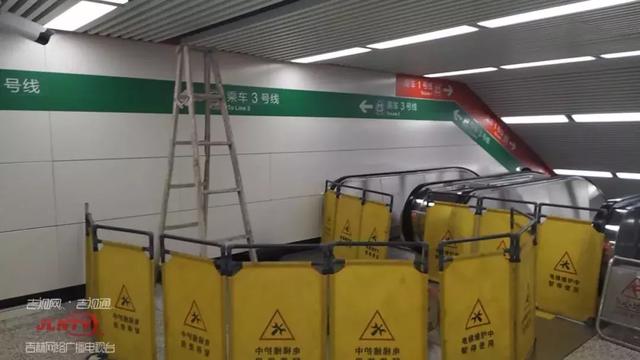 长春卫星广场地铁站漏水 乘客“组团”爬楼梯