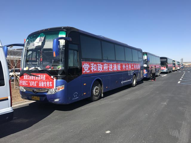 吉黑两省高速交警接力护航10辆载300人复工车队顺利通行