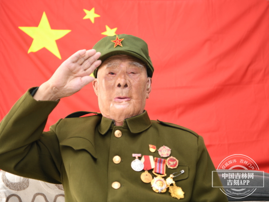 向国旗敬礼丨梅河口95岁老党员程义恒：我要永远跟中国共产党走