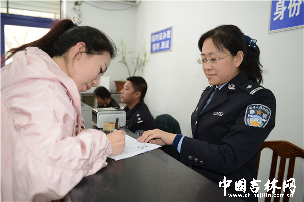 图为洮北分局户政民警接待前来办理身份证的市民。.jpg