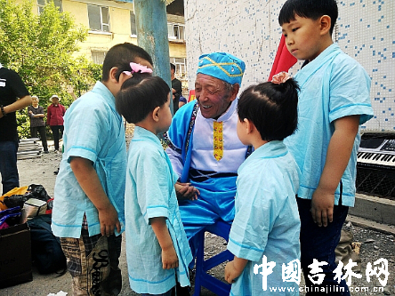 102岁姜春礼老人给孩子们讲述过去的故事 102岁姜春礼老人给孩子们讲述过去的故事