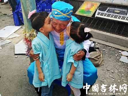 听完故事小朋友亲吻爷爷 听完故事小朋友亲吻爷爷