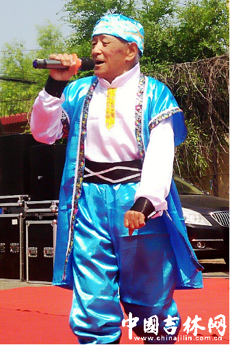 老人现场演唱新疆民歌《亚克西》 老人现场演唱新疆民歌《亚克西》