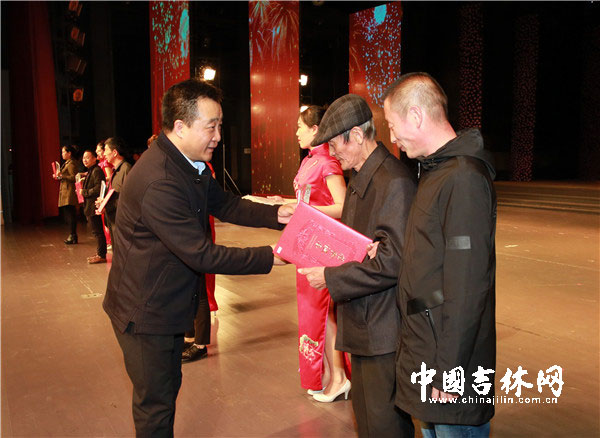 吉林省互联网传媒股份有限公司副总经理李扬为获奖者颁奖
