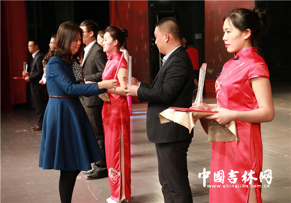 梅河口市委常委、宣传部部长朴贞玉为获奖者颁奖