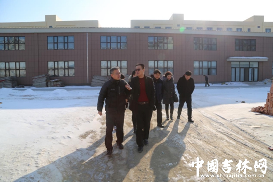 珲春市经合局相关人员为企业提供“一站式”服务
