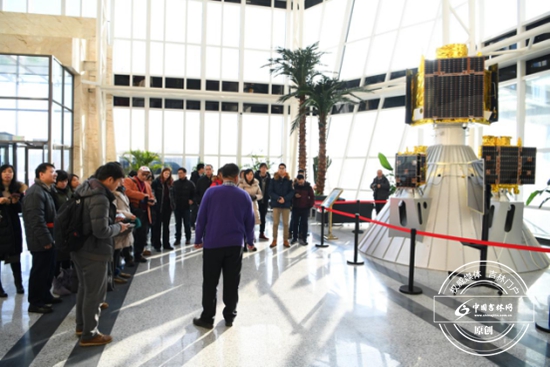 采访团参观“吉林一号”一箭四星等比模型 采访团参观“吉林一号”一箭四星等比模型