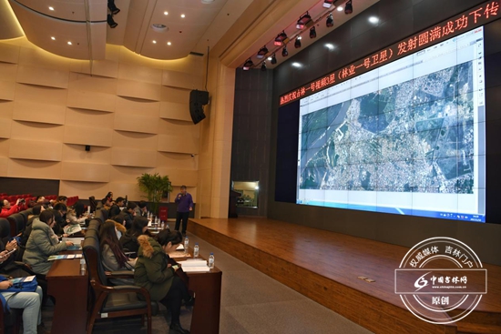 采访团观看林业一号卫星传回的照片 采访团观看林业一号卫星传回的照片