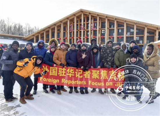 长白山景区门前合影留念 长白山景区门前合影留念