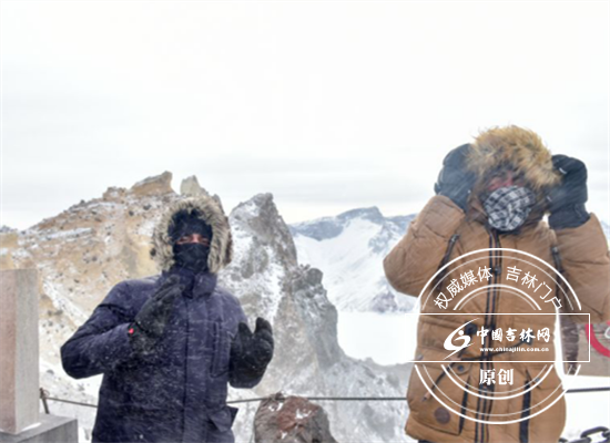 记者团朝着天池行进 记者团朝着天池行进