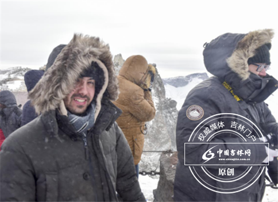 刺骨寒风吹的外国友人龇牙咧嘴 刺骨寒风吹的外国友人龇牙咧嘴