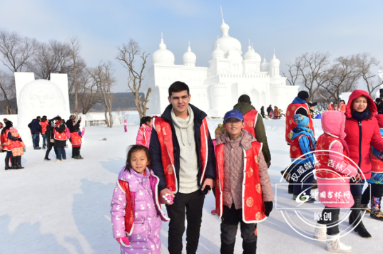 外国留学生和孩子们在净月潭雪世界一同玩耍