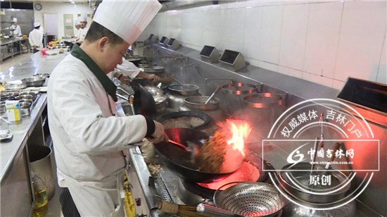 中国烹饪大师，长白山宾馆吉菜食府主厨李长龙。