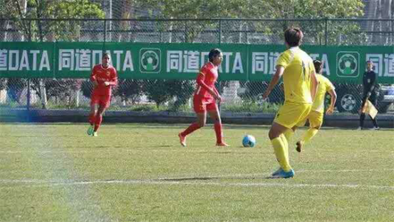 大众卓越女足抵达南京备战联赛首场比赛