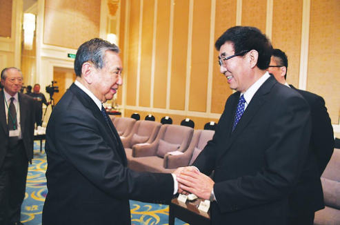 4月12日晚上,省委书记巴音朝鲁在长春会见了以河野洋平会长为团长的日本贸促会代表团。 4月12日晚上,省委书记巴音朝鲁在长春会见了以河野洋平会长为团长的日本贸促会代表团。