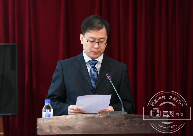 吉林省新媒体协会执行会长兼秘书长杜宇峰宣读首都互联网协会贺信