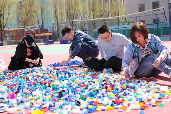 长春光华学院师生30万个瓶盖拼贴巨型世界地图