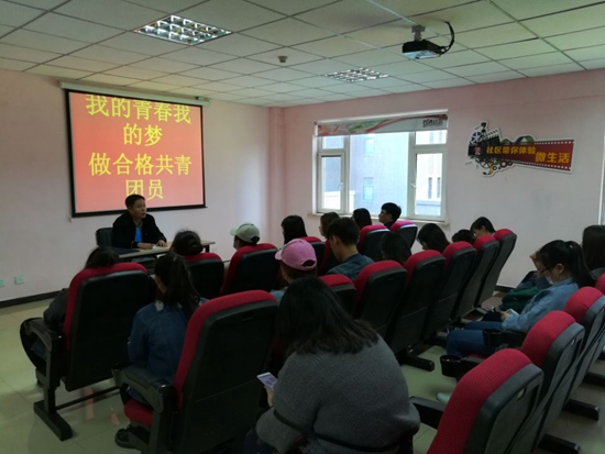 白伟力为长春师范学院的党员积极分子和团员骨干分子宣讲如何更好的学习习近平总书记的系列重要讲话精神和治国理政新理念、新思想、新战略。