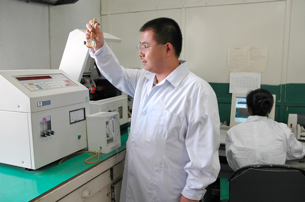 国家级技术中心试验室技术人员_副本.jpg 国家级技术中心试验室技术人员_副本.jpg