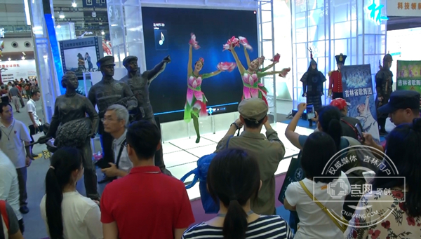 吉林省歌舞团的舞蹈《花开时节》吸引大批参观者驻足欣赏_副本.jpg