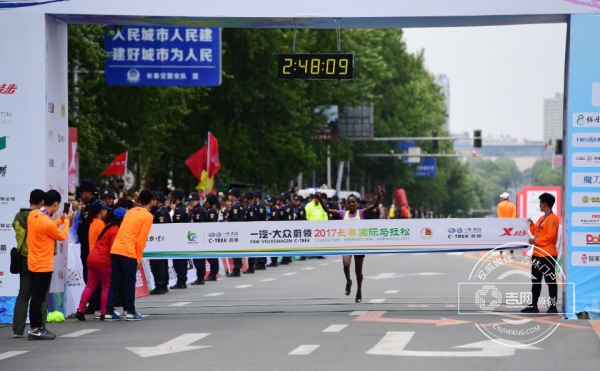 首届长春国际马拉松开跑 厄立特里亚、埃塞俄比亚选手分夺男女全马冠军