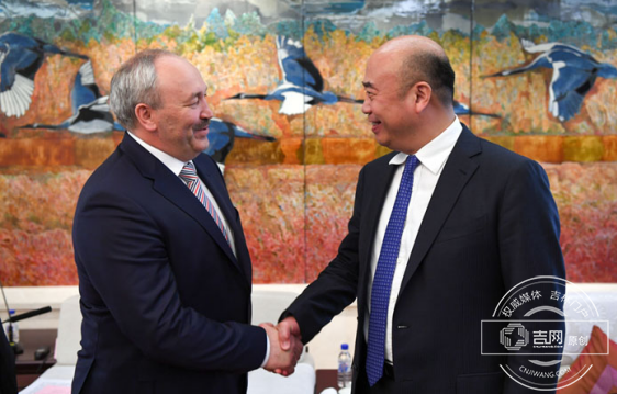 　　5月18日，省委副书记、省长刘国中在长春会见俄罗斯哈巴罗夫斯克边疆区政府第一副主席什哈廖夫。