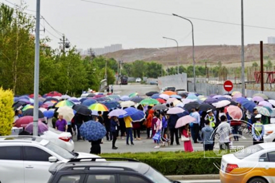 家长在外面冒雨等候