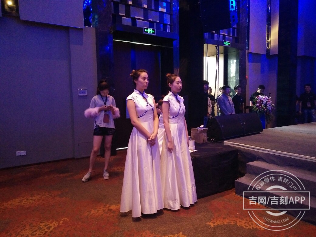 礼仪具有中国特色的青花瓷服装，可谓是现场的一大亮点