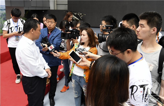 长春市旅游局局长曲笑接受媒体采访