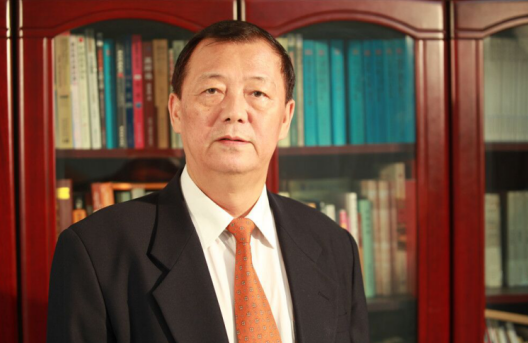 我国著名经济学家，现任国务院参事室特约研究员、中国统计学会副会长姚景源