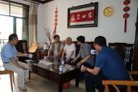民博会组委会成员与王锡良(左三)、王采(左一)交流