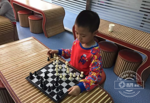 长春有对6岁双胞胎国际象棋八级棋士 学棋过程很暖心