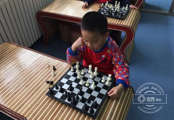 长春有对6岁双胞胎国际象棋八级棋士 学棋过程很暖心