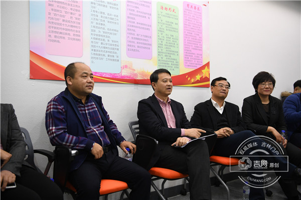 长春市委常委、宣传部长王庭凯(左二)与互联网行业从业人员和自媒体代表座谈