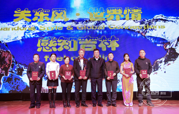 吉林省人力资源和社会保障厅副厅长蒋延辉颁发优秀志愿者奖