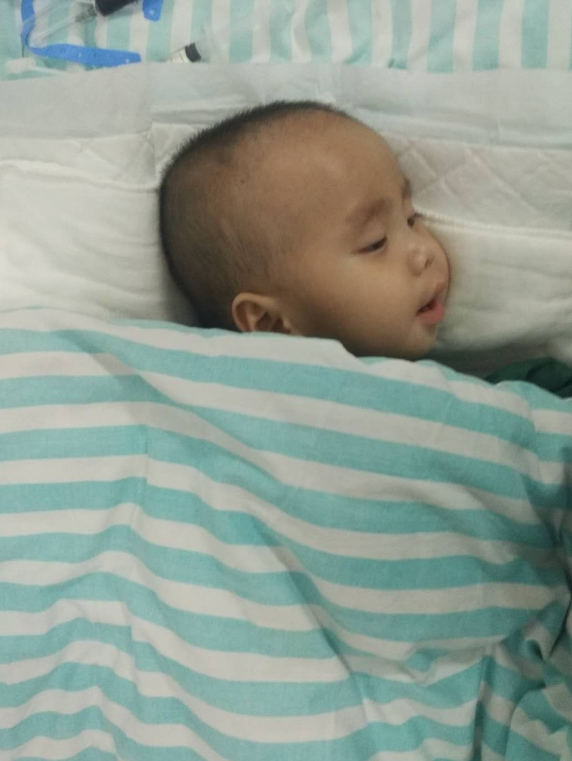 安图烫伤男婴正接受高压氧舱治疗 爱心捐款已达40余万元