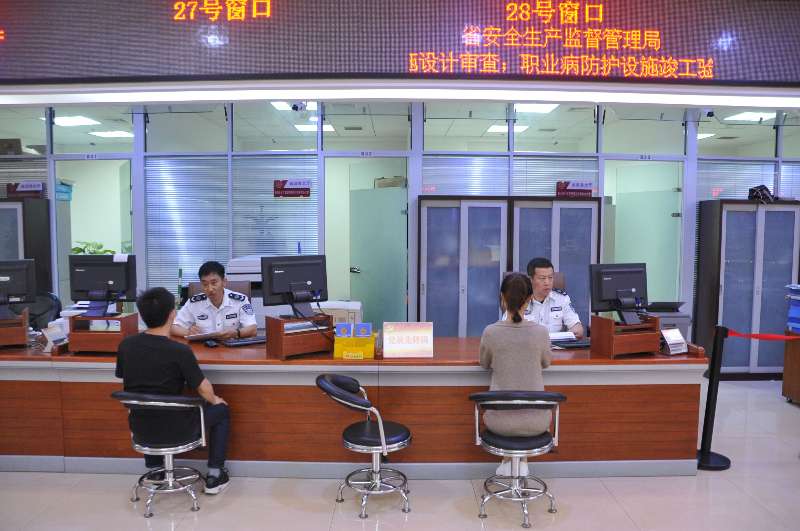 吉林省安监局窗口工作人员耐心为企业办事人员进行服务