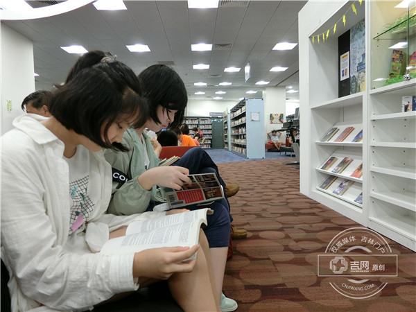 在新加坡国家图书馆认真阅读