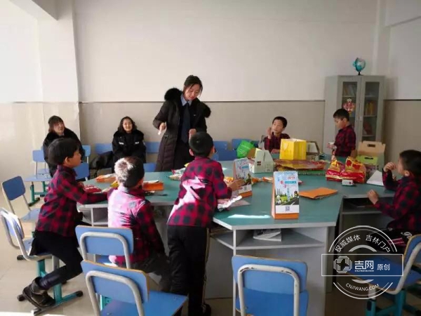 “警花妈妈”们为吉林省孤儿学校孩子们送去新春祝福