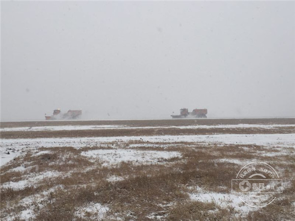 长春机场启动除冰雪蓝色预案.jpg