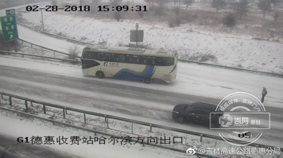 降雪收费站关闭 客车强行闯入高速公路