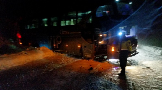旅游客车被困雪中 吉林森林交警连夜救援
