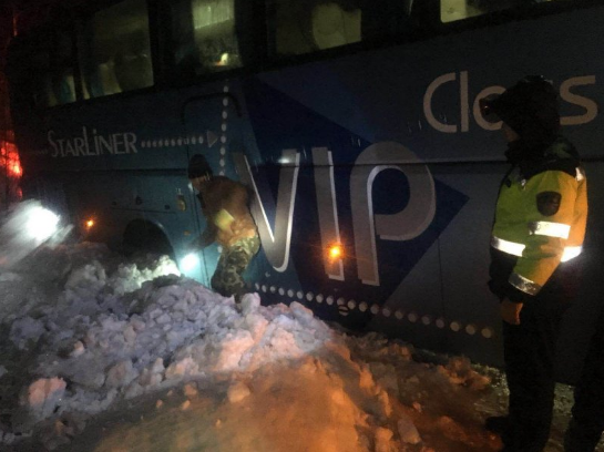 旅游客车被困雪中 吉林森林交警连夜救援
