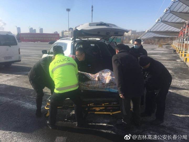 长春高速交警救助高危孕妇