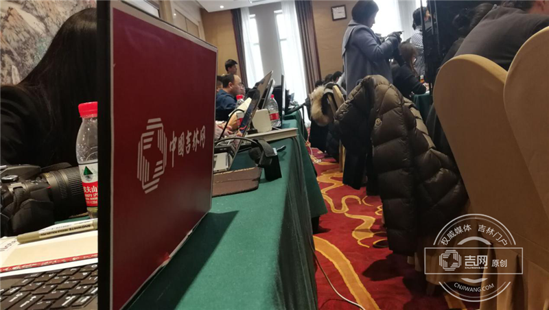 中国吉林网特派北京记者在会议现场。.png