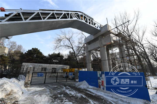 长春新民广场人行桥预计5月份开通 直通商场配有电梯