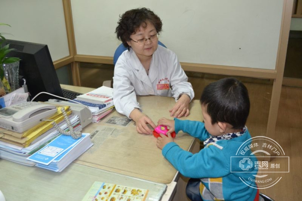 长春市儿童医院心理科主任张晓敏与孩子沟通交流