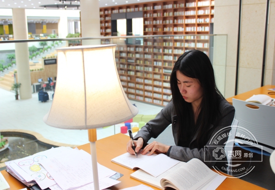 赵婷在图书馆看书，做读书笔记.JPG
