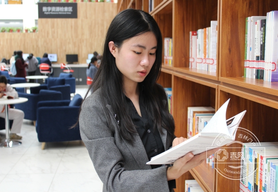 赵婷在图书馆选书2.JPG