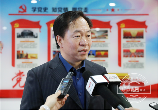 吉林省新媒体协会会长、党支部书记佟德军现场接受媒体采访